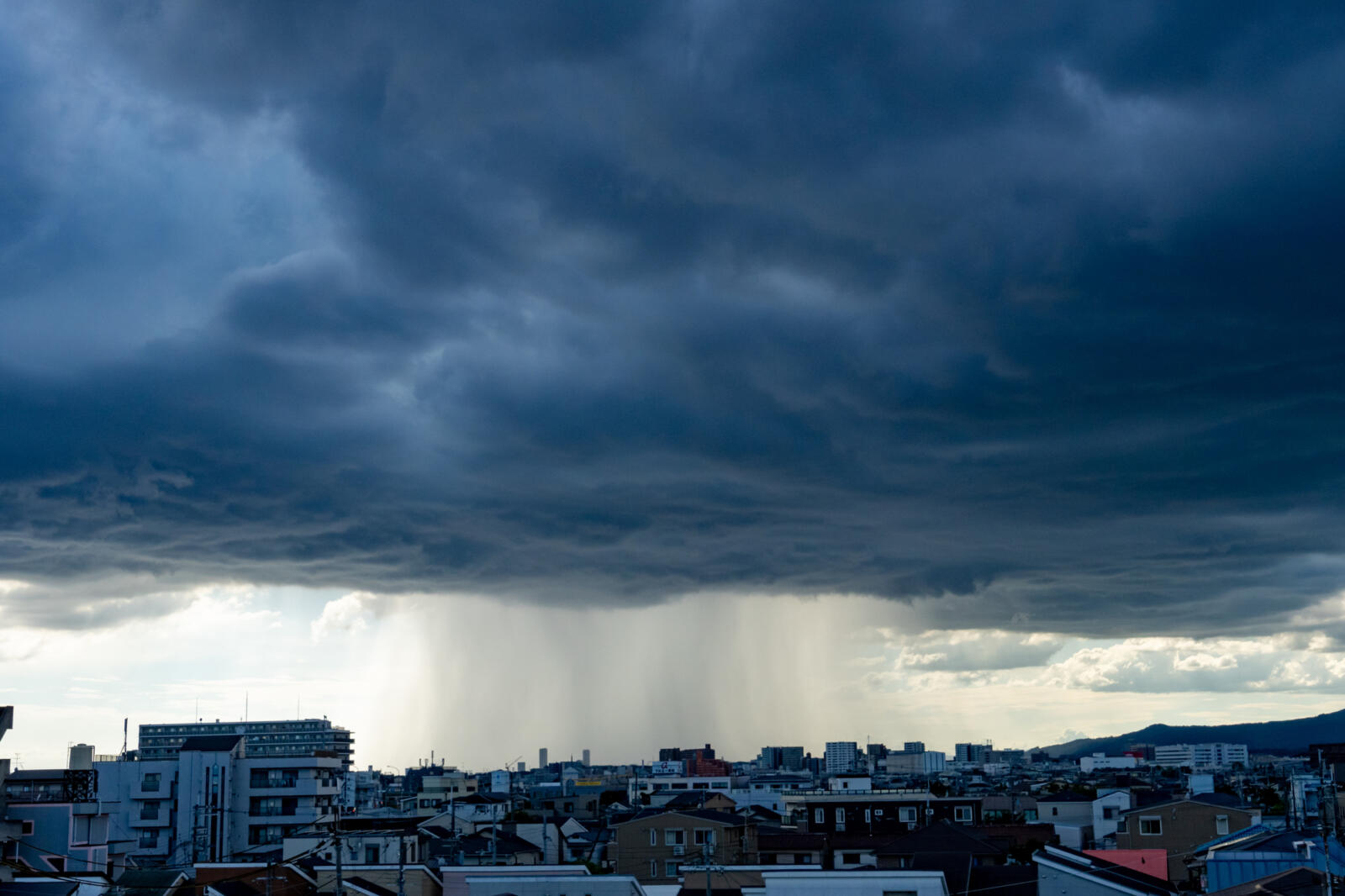 ゲリラ豪雨とは？ 起きる仕組みやリスクを予想して備えよう 防災 お役立ちコラム ニホン・ドレン株式会社