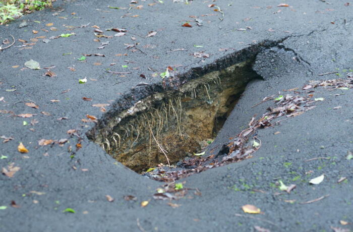 道路が陥没するのはなぜ？原因や防ぐための取り組みも紹介